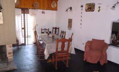 CASA EN VENTA EN SAN BERNARDO - TRES DORMITORIOS CON COCHERA A 200 METROS DEL MAR PLENO CENTRO