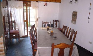 CASA EN VENTA EN SAN BERNARDO - TRES DORMITORIOS CON COCHERA A 200 METROS DEL MAR PLENO CENTRO