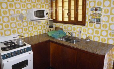 CASA EN VENTA EN SAN BERNARDO - TRES DORMITORIOS CON COCHERA A 200 METROS DEL MAR PLENO CENTRO