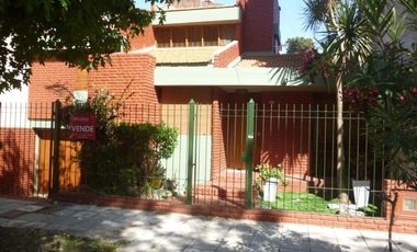 CASA EN VENTA EN SAN BERNARDO - TRES DORMITORIOS CON COCHERA A 200 METROS DEL MAR PLENO CENTRO