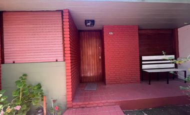 CASA EN VENTA EN SAN BERNARDO - TRES DORMITORIOS CON COCHERA A 200 METROS DEL MAR PLENO CENTRO