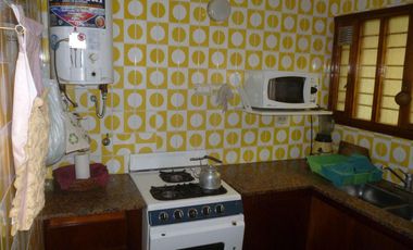 CASA EN VENTA EN SAN BERNARDO - TRES DORMITORIOS CON COCHERA A 200 METROS DEL MAR PLENO CENTRO