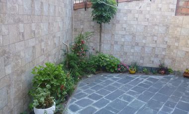 CASA EN VENTA EN SAN BERNARDO - TRES DORMITORIOS CON COCHERA A 200 METROS DEL MAR PLENO CENTRO