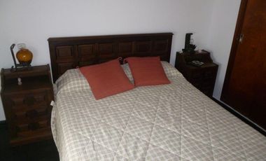 CASA EN VENTA EN SAN BERNARDO - TRES DORMITORIOS CON COCHERA A 200 METROS DEL MAR PLENO CENTRO