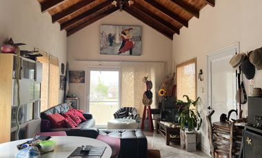 Casa en  barrio Los Troncos.