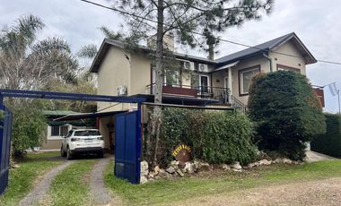 Casa en  barrio Los Troncos.