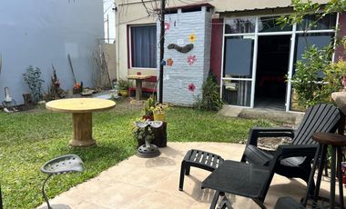 Casa en  barrio Los Troncos.