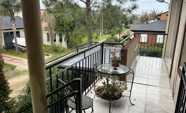 Casa en  barrio Los Troncos.