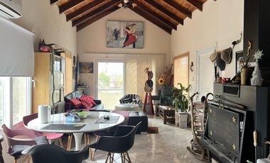 Casa en  barrio Los Troncos.