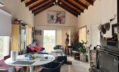 Casa en  barrio Los Troncos.