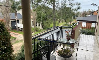 Casa en  barrio Los Troncos.