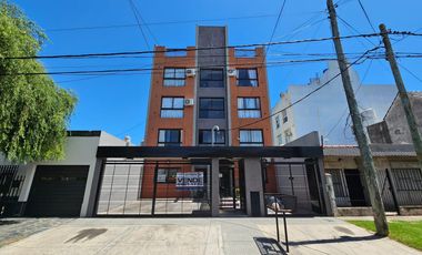 DEPARTAMENTO 2 AMB. PLANTA BAJA: CON PATIO Y COCHERA