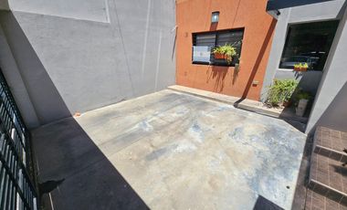 DEPARTAMENTO 2 AMB. PLANTA BAJA: CON PATIO Y COCHERA