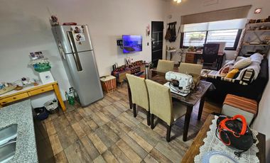 DEPARTAMENTO 2 AMB. PLANTA BAJA: CON PATIO Y COCHERA