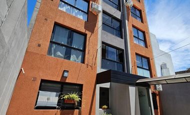 DEPARTAMENTO 2 AMB. PLANTA BAJA: CON PATIO Y COCHERA