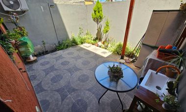 DEPARTAMENTO 2 AMB. PLANTA BAJA: CON PATIO Y COCHERA