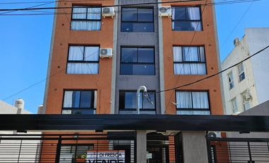 DEPARTAMENTO 2 AMB. PLANTA BAJA: CON PATIO Y COCHERA