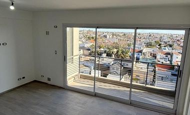 Departamento semipiso de 2 ambientes en el centro de Remedios de Escalada con cochera