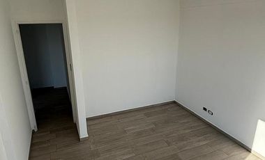 Departamento semipiso de 2 ambientes en el centro de Remedios de Escalada con cochera