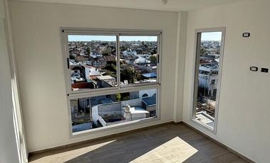 Departamento semipiso de 2 ambientes en el centro de Remedios de Escalada con cochera