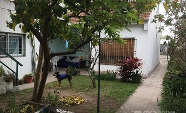 Chalet de 3 amb c/entrada de auto y jardín en José Mármol