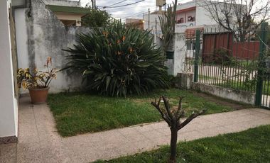 Chalet de 3 amb c/entrada de auto y jardín en José Mármol