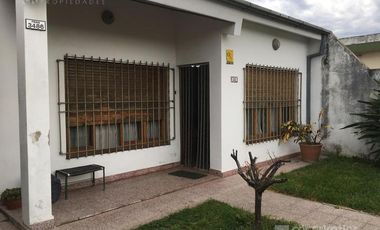 Chalet de 3 amb c/entrada de auto y jardín en José Mármol