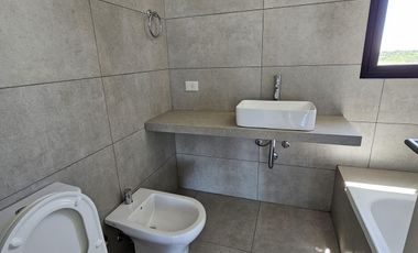 Venta y alquiler de departamento 4 ambientes con dependencia con cochera en Nordelta