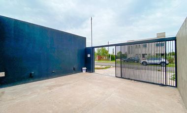 Casa de  Venta de Dos Dormitorios Frente al Colegio Joan Miro en Funes City