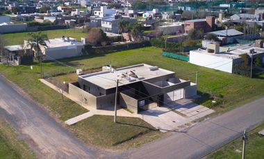 Casa de  Venta de Dos Dormitorios Frente al Colegio Joan Miro en Funes City