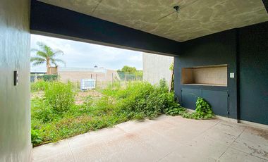 Casa de  Venta de Dos Dormitorios Frente al Colegio Joan Miro en Funes City