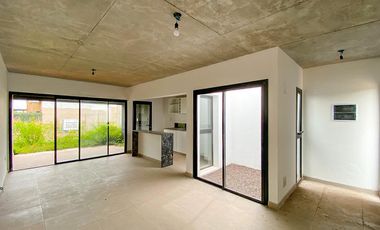 Casa de  Venta de Dos Dormitorios Frente al Colegio Joan Miro en Funes City