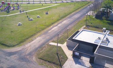 Casa de  Venta de Dos Dormitorios Frente al Colegio Joan Miro en Funes City