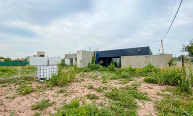 Casa de  Venta de Dos Dormitorios Frente al Colegio Joan Miro en Funes City