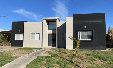 Casa en Venta con vista a espejo de agua Barrio El Canton Puerto Escobar