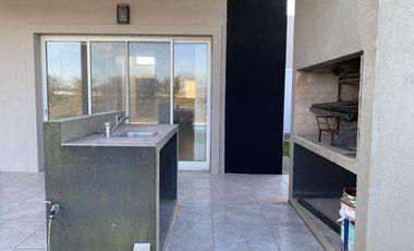 Casa en Venta con vista a espejo de agua Barrio El Canton Puerto Escobar