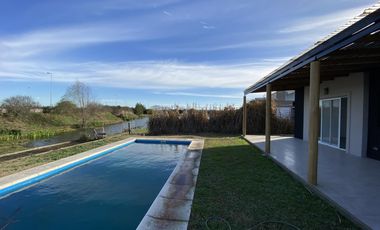 Casa en Venta con vista a espejo de agua Barrio El Canton Puerto Escobar