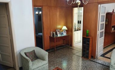 Casa de 4 ambientes con garaje y terraza en el centro de Quilmes