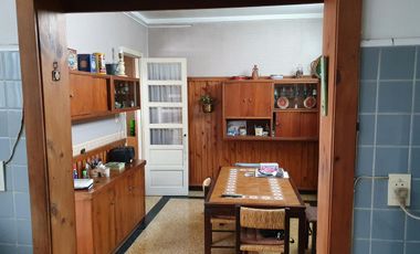 Casa de 4 ambientes con garaje y terraza en el centro de Quilmes
