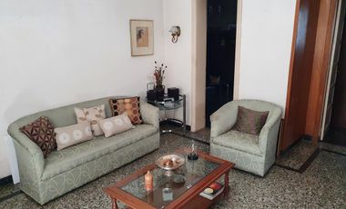 Casa de 4 ambientes con garaje y terraza en el centro de Quilmes