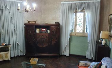 Casa de 4 ambientes con garaje y terraza en el centro de Quilmes