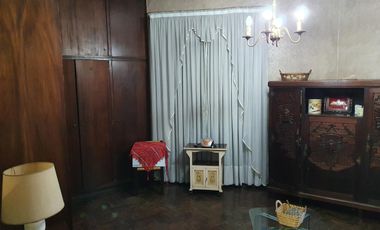 Casa de 4 ambientes con garaje y terraza en el centro de Quilmes