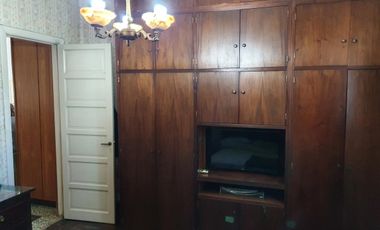 Casa de 4 ambientes con garaje y terraza en el centro de Quilmes
