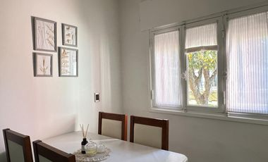 ¿Estás buscando una casa céntrica y acogedora con todos los servicios en Roque Pérez?