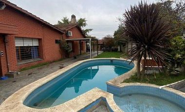 Chalet 4 ambientes con pileta y quincho en Barrio Lopez de Gomara