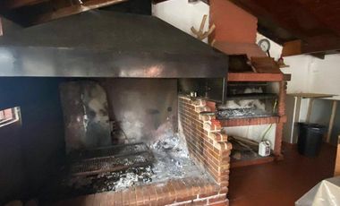 Chalet 4 ambientes con pileta y quincho en Barrio Lopez de Gomara