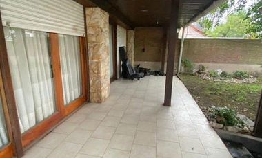 Chalet 4 ambientes con pileta y quincho en Barrio Lopez de Gomara