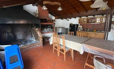 Chalet 4 ambientes con pileta y quincho en Barrio Lopez de Gomara