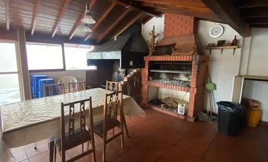 Chalet 4 ambientes con pileta y quincho en Barrio Lopez de Gomara
