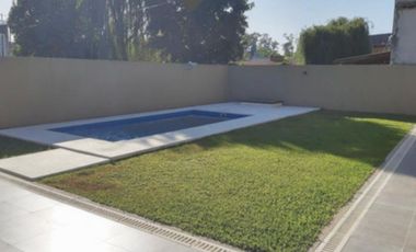 Venta Casa 5 ambientes cochera parque pileta en Vicente Casares